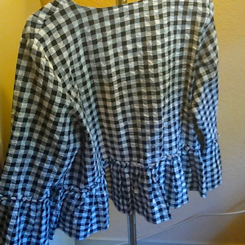 Beautiful Ruffled Summer Blazer. - Picture 3 of 4